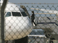 Представитель властей Кипра поднимается на борт угнанного самолета. Ларнака,  29 марта 2016 года