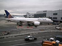 Самолет United Airlines прервал рейс из-за фермера, который купировал недосып йогой  