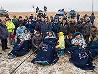 Михаилом Корниенко, Сергей Волков и Скотт Келли после приземления. Казахстан, 2 марта 2016 года