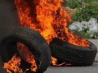 Пожар на шоссе &#8470;781, горят пятнадцать тысяч автомобильных покрышек