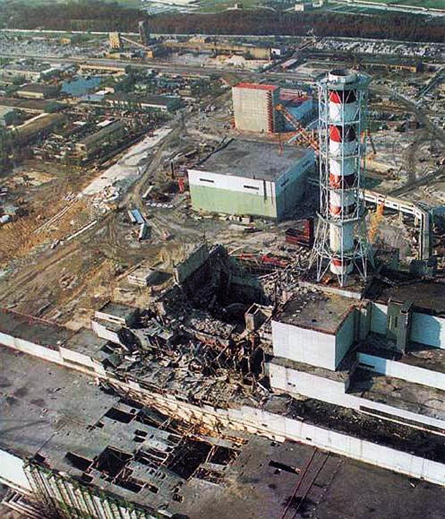 Четвертый блок Чернобыльской АЭС после взрыва. 1986 год