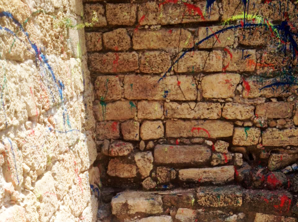 Инспекторы Управления, посетившие исторический памятник, обнаружили, что его стены разрисованы гуашью, а рядом были обнаружены пустые баночки из-под краски и кисточки
