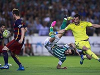 "Барселона" в большинстве победила в Севилье. Клаудио Браво получил травму