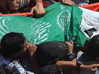 "Автомобильного террориста" похоронили около Рамаллы, завернутым во флаг ХАМАС