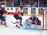 Стартовал чемпионат мира по хоккею: канадцы разгромили сборную США, шведы с трудом одолели латвийцев