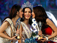 Miss Tiffany Universe 2016 Джиратчайя Сиримонгколнавин (в центре)