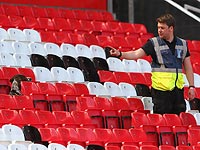   Муляж бомбы, сорвавший матч английской Премьер-лиги, был забыт на стадионе после учений