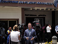 Журналисты перед офисом авиакомпании EgyptAir