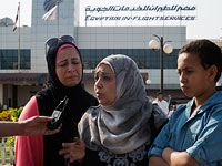 Одна из семей, потерявших близких в результате крушения самолета. Каир,  19 мая 2016 года