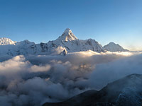 На Эвересте погибли два иностранных альпиниста