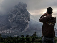 Извержение вулкана Синабунг (архив)  