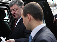 Кортеж президента Украины прибыл к трапу самолета, на котором прилетела Савченко 