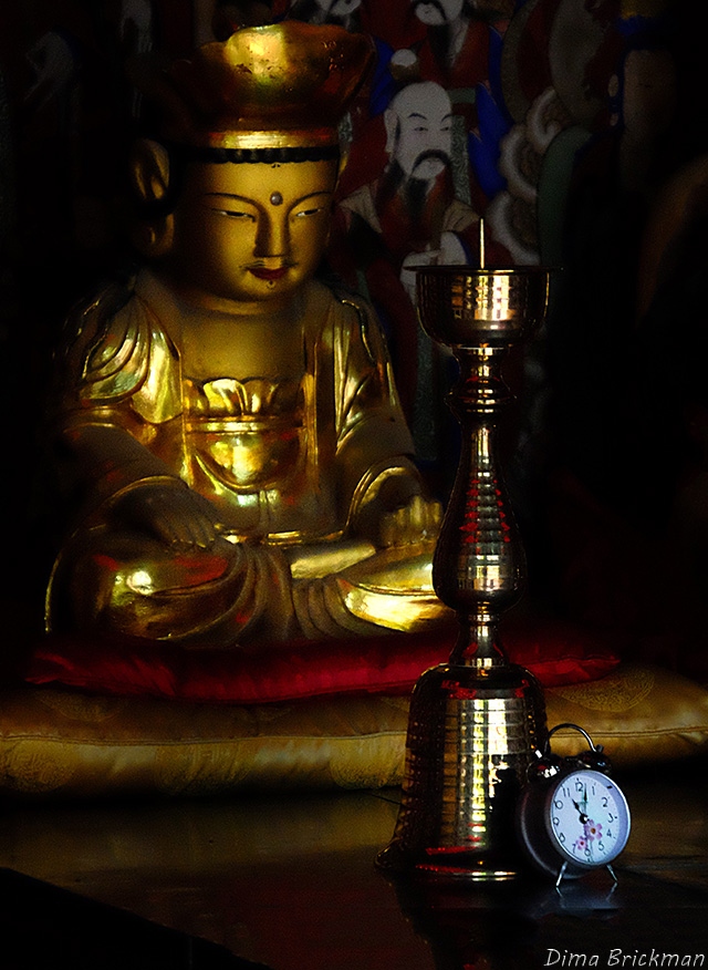 Однажды, за день до наступления 2560-го дня рождения Будды, Бодхисаттвы в буддийском храме застыли в благоговейном ожидании. Они так боялись пропустить этот момент, что на всякий случай себе будильник поставили. Счет шел на часы и на минуты