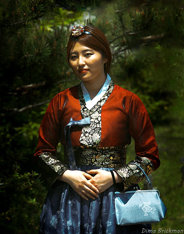 Однажды в королевском саду я увидел корейскую девушку.  А может это и королева была… Не знаю. Но это и не важно. Короче говоря, увидел и сразу же понял, что это тот самый случай, когда слова не просто бессмысленны, а вредны