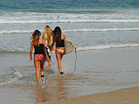 На пляже Акадия в Герцлии отдыхающие спасли трех тонущих девушек  