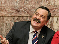 Депутат парламента от неонацистской партии "Золотая Заря" Кристос Паппас (в центре)