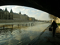 Наводнение в Европе: закрыты музеи Лувр и д'Орсе, 25.000 парижан остались без света  