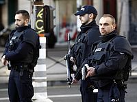 Полицейские в Париже (иллюстрация)