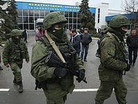 Российские солдаты в форме без опознавательных знаков в аэропорту Симферополя. 28.02.2014
