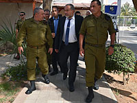 Министр обороны Авигдор Либерман и начальник Генштаба Гади Айзенкот во время визита в Южного округ, 14 июня 2016