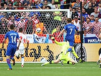 Иван Ракитич (Барселона) вышел один на один и перебросил мяч через Чеха 0:2