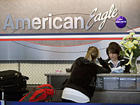 В аэропорту Лос-Анджелеса саперы проверяют самолет компании American Eagle