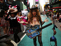 "Гетто" для голых артистов: новые правила на Таймс-сквер. Фоторепортаж