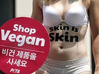 Активисты PETA провели "голый протест" около магазина Prada в Сеуле