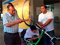 Мэр Тель-Авива Рон Хульдаи попытался защитить свой велосипед от кражи  