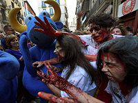На улицах Памплоны за день до открытия фестиваля прошел "марш зомби"
