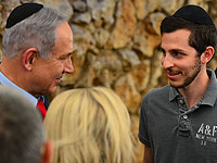 Биньямин Нетаниягу и Гилад Шалит  на церемонии памяти Йони Нетаниягу. 12 июля 2016 года