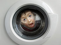 Подросток-бэбиситтер "постирал" 3-летнюю девочку в стиральной машине  