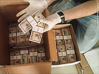 В ходе обыска были обнаружена и изъяты поддельные 50-долларовые купюры на сумму более 600 тысяч долларов США