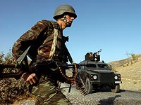 Государственный турецкий телеканал передает, что власть в стране захватила армия; правительство отрицает  