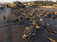 Брошенное мятежниками оружие. Стамбул, 16 июля 2016 года