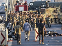 Мятежники сдаются на мосту через Босфор. Стамбул, 16 июля 2016