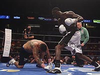 Бокс: Деонтей Уайлдер нокаутировал Криса Арреолу, сломав об него руку
