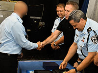 Церемония вручения удостоверения полицейского и  личного оружия агенту