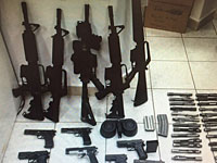 У задержанных изъяты пять автоматических винтовок M-16, 13 пистолетов, 29 комплектов для самостоятельной сборки оружия, магазины, бинокли, лазерные и телескопический прицелы