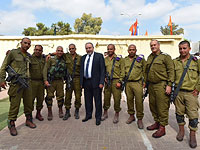 Авигдор Либерман с военнослужащими батальона бедуинских следопытов    