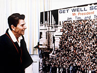 Рональд Рейган накануне выписки из больницы. 1981 год