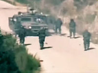 Первые минуты Второй ливанской войны. Боевики "Хизбаллы" около подорванного израильского армейского джипа. 12 июля 2006 года   