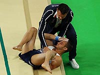 Французский гимнаст Самир Аит Саид сломал ногу во время выполнения опорного прыжка