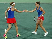 Теннис: в чешском поединке за бронзу победили Люси Шафаржова и Барбора Стрычова