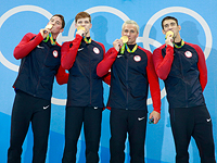 Сборная США по плаванию - победители кролевой эстафеты 4 по 200 метров