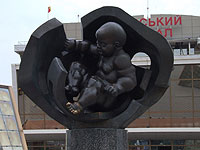 Скульптура Эрнста Неизвестного "Золотое дитя" установлена в морском порту Одессы 9 мая 1995 года