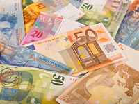 Деньги были доставлены наличными в иностранной валюте, в том числе в евро и швейцарских франках   