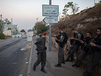 Израильские пограничники около въезда в Джабль Мукабр