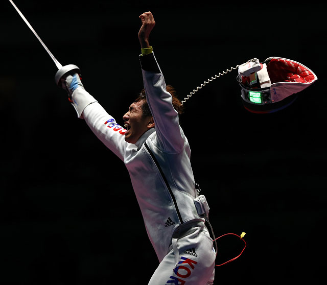 Золотая медаль корейского фехтовальщика Пак Сан Ена в турнире саблистов