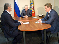 Путин во время встречи с Аксеновым и Овсянниковым. 19 августа 2016 года